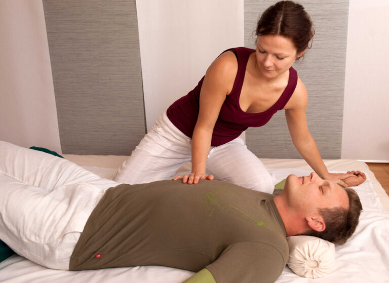 Manuela Kloibhofer beim Hara Shiatsu bei Burnout Klient in ihrer Praxis in Ansfelden bei Linz