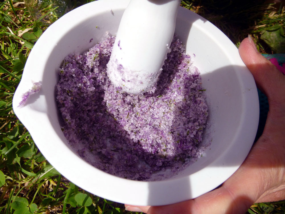 Schnittlauchblüten und Salz im Mörser